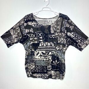 Free Kisses Tunic Top Womens 2X Black White Geometric Ruched Sides Short Sleeve